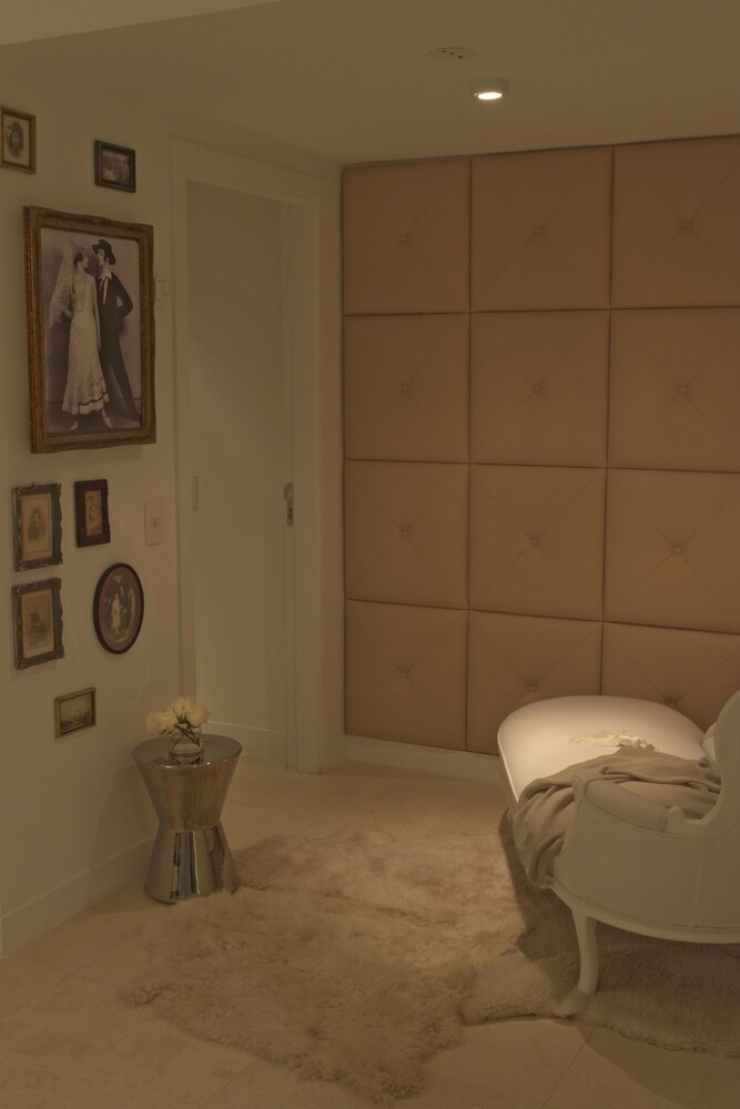 Master Gold - Living Room