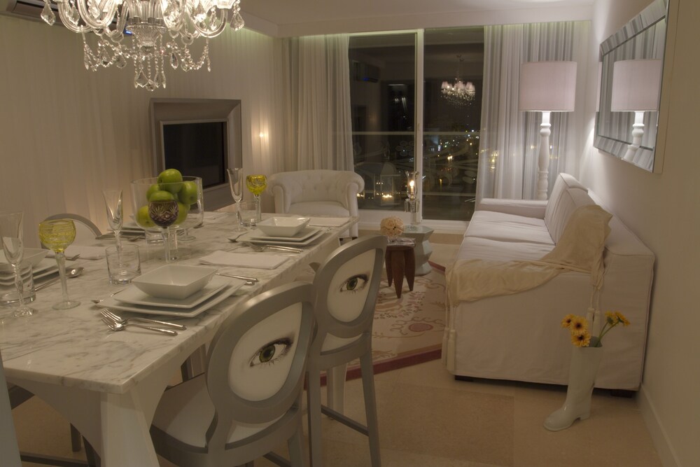 Master Gold - Living Room