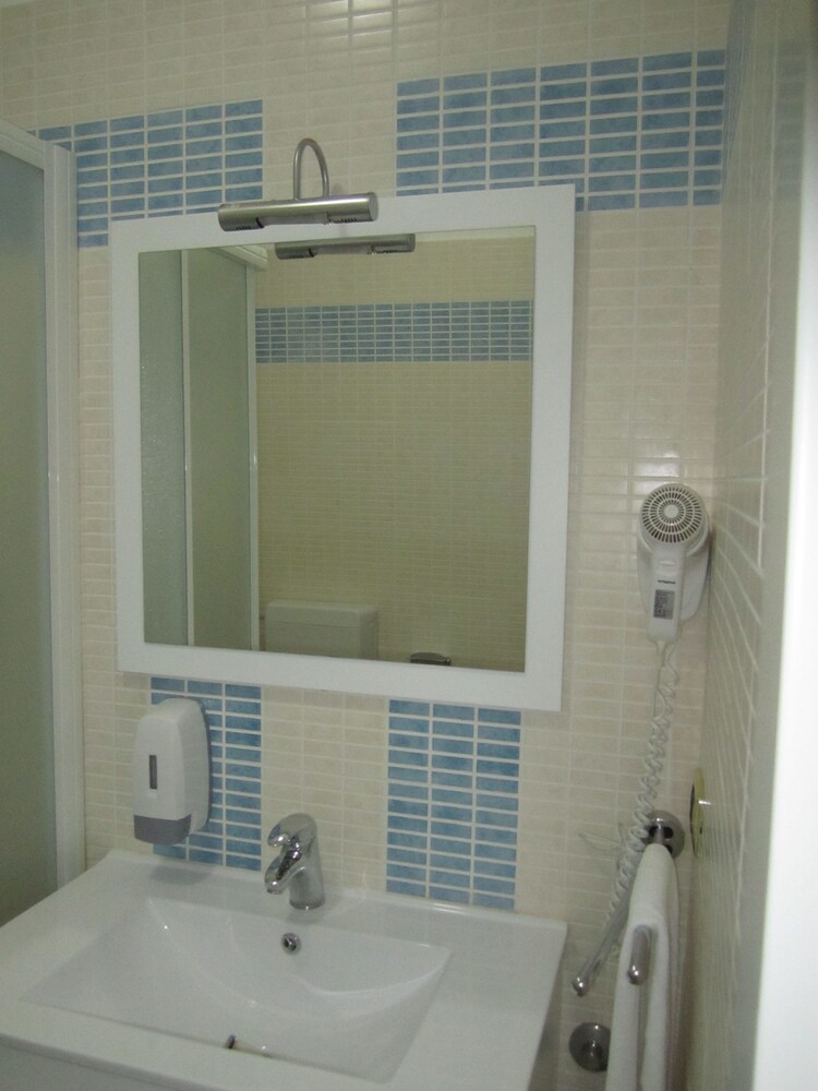 Triple Room - Bathroom