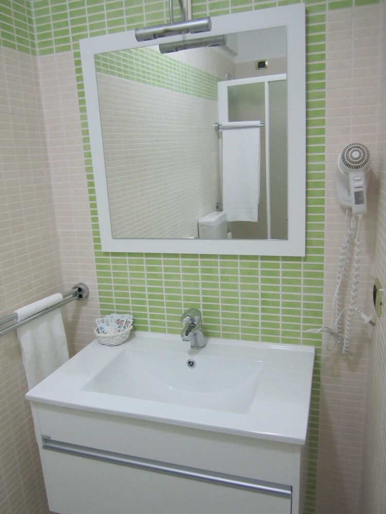 Quadruple Room - Bathroom