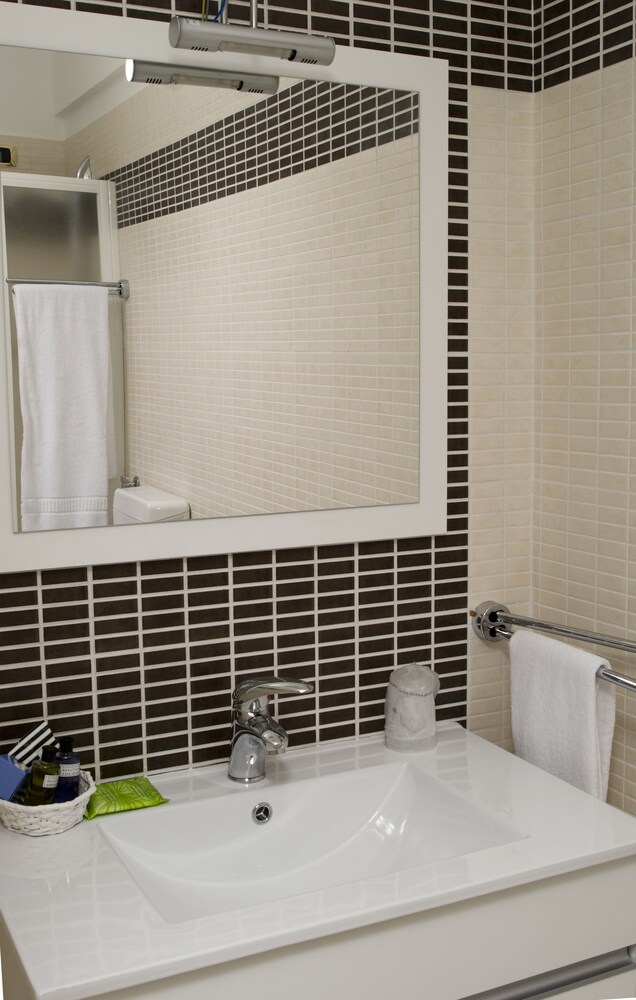 Double or Twin Room, 1 Bedroom - Bathroom
