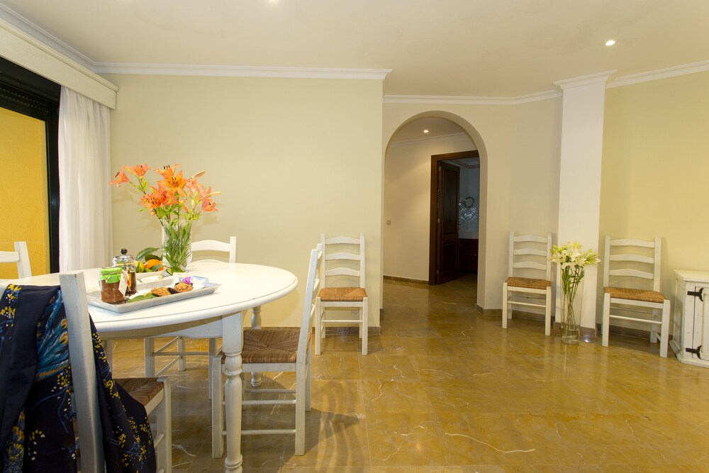 Apartment, 3 Bedrooms - Living Room