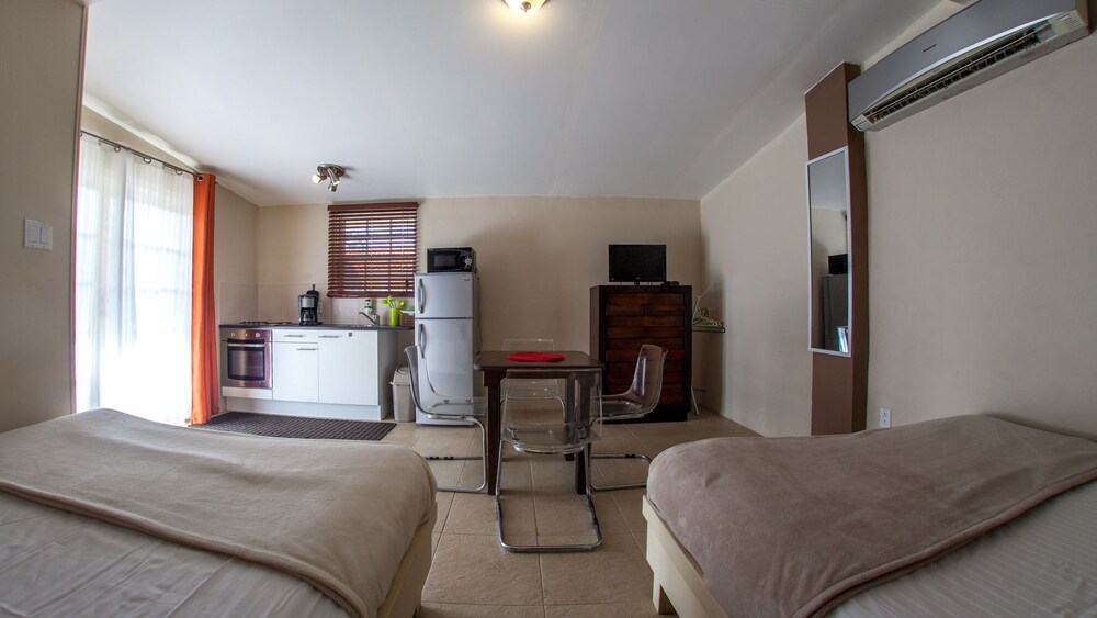 Queen Studio with Kitchen - Guestroom