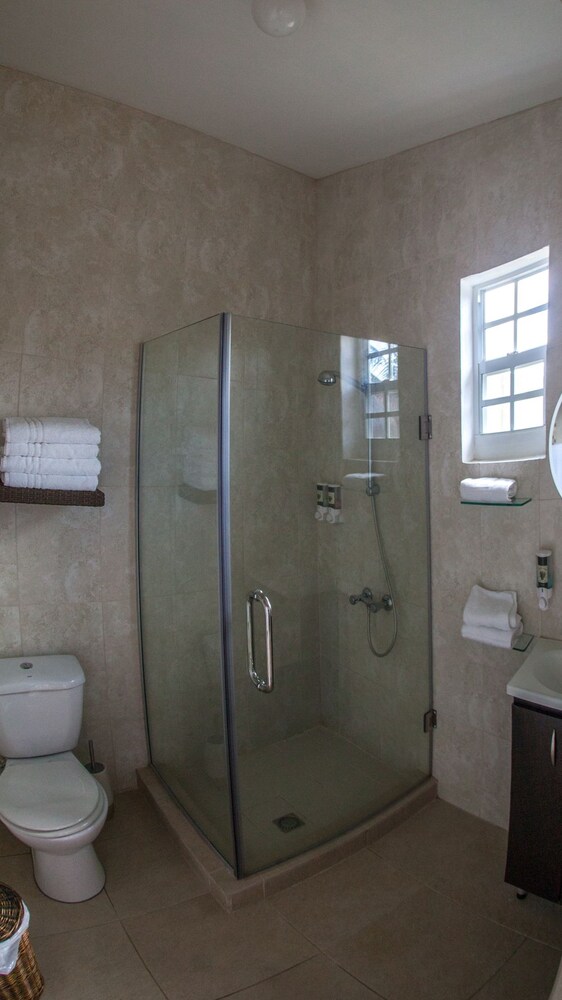 Queen Studio with Kitchen - Bathroom