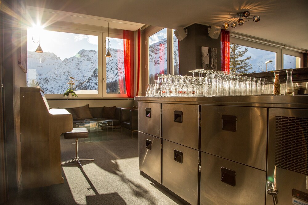 Hotel Bar