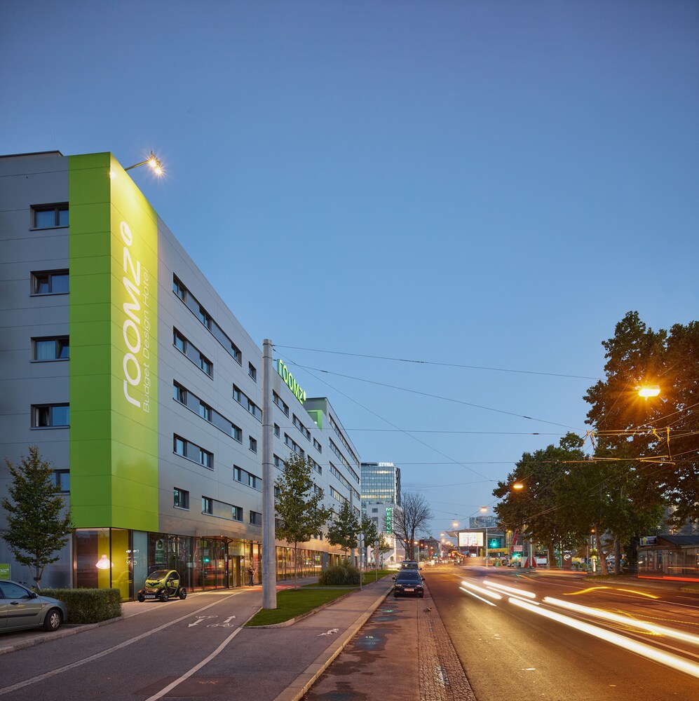 Hotelfassade am Abend/bei Nacht