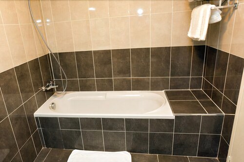 Deep Soaking Bathtub