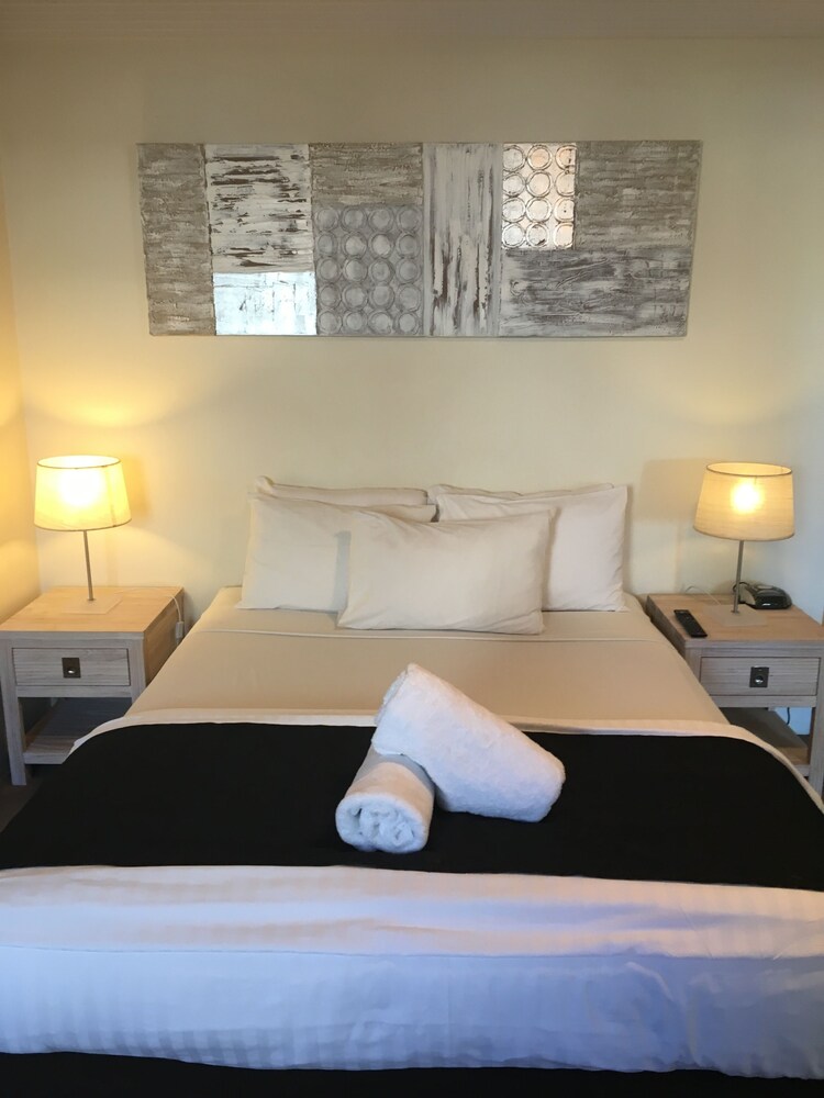 Bella Vista Two Bedroom Apartment - Guestroom