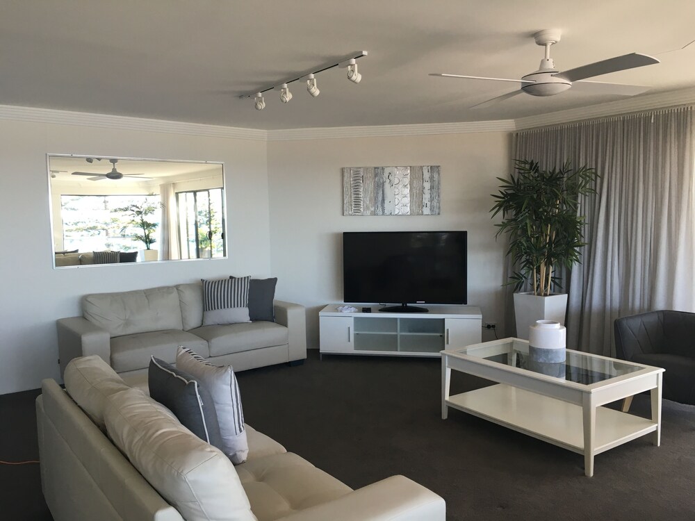 Bella Vista Three Bedroom Penthouse - Living Room