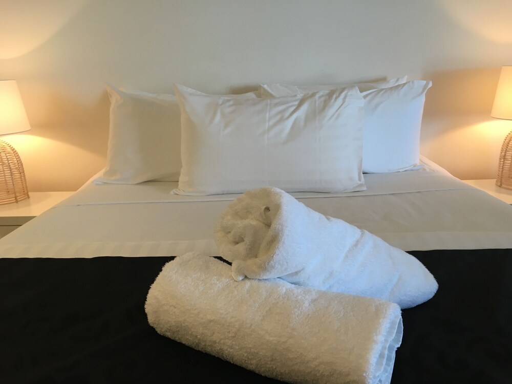 XPine Court Two Bedroom Apartment - Guestroom