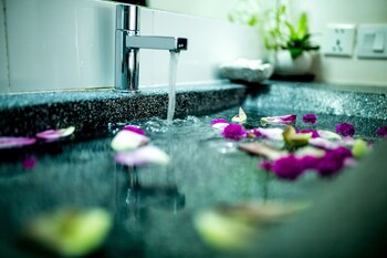 Deep Soaking Bathtub