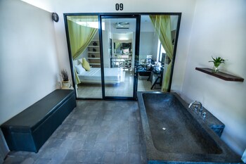 Deep Soaking Bathtub
