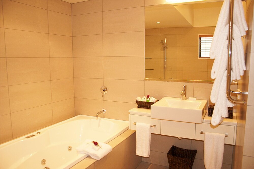 Garden Cottage - Bathroom