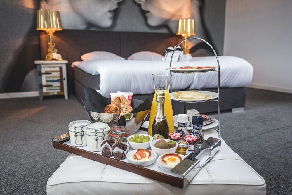 Room Service - Dining