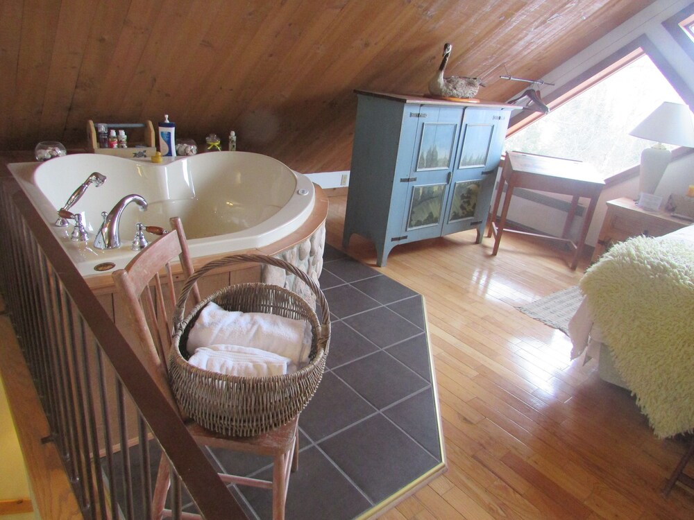 Suite Tremblant, 1 Queen Bed with Jacuzzi in Room - Jetted Tub