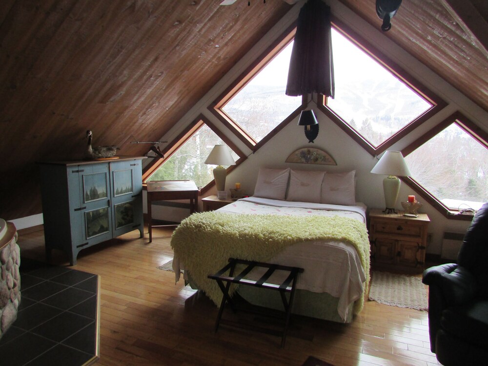 Suite Tremblant, 1 Queen Bed with Jacuzzi in Room - Guestroom