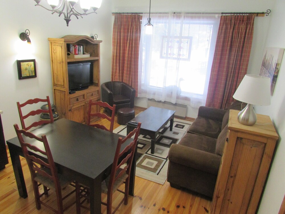 Suite Tremblant, 1 Queen Bed with Jacuzzi in Room - Living Area