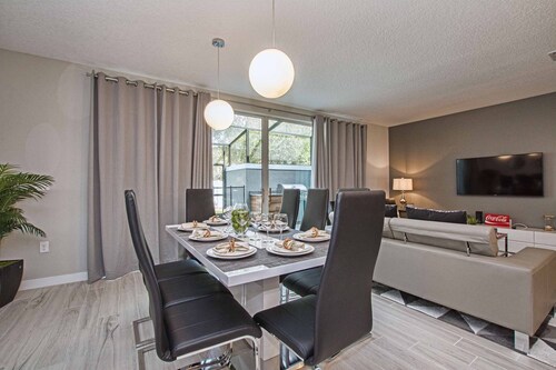 BEAUTIFUL TOWNHOME CLOSE TO DISNEY! BBQ GRILL AND SPLASH POOL! KID THEMED ROOMS!
