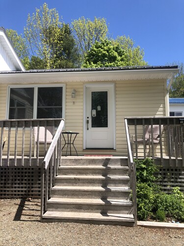 Jolly Whales! New, full kitchen, soaker tub, separate entrance, deep cleaned!