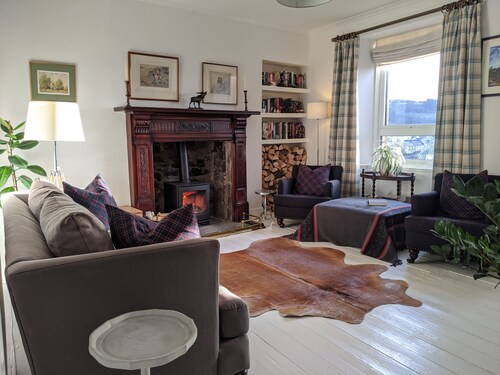 Hawick Central, cosy stylish flat with log burner.