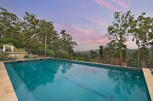 The Shed Conversion with Hot tub with amazing views@ Gold Coast Tree Houses
