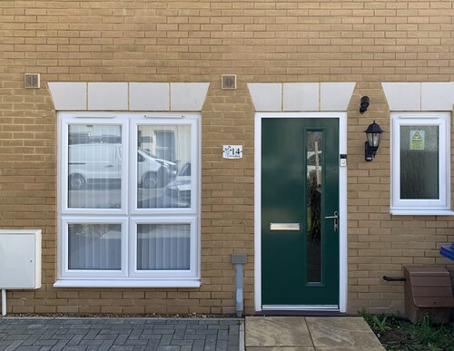 Cove, Spacious 3 Bed House with Garden, Free Parking, Sittingbourne City Centre