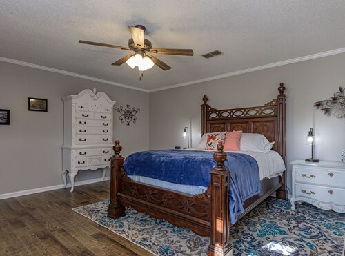 Beautiful Modern Farmhouse, sleeps 8, gameroom