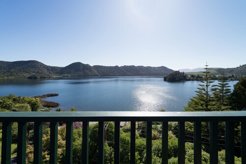 Fantastic Lake and Mountain views ,spa pool