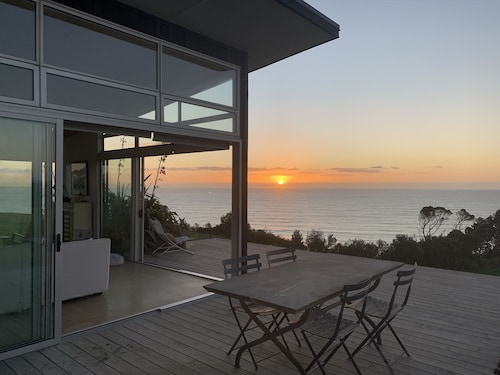 180° sea views, superior coastal cottage