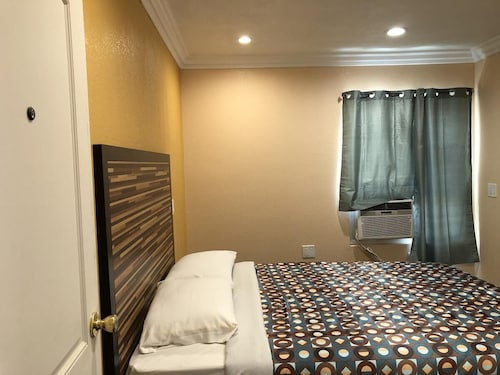 Holly Crest Hotel