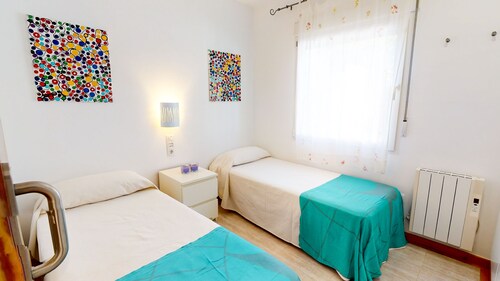 Pequeño chalet a 50 m de la playa. Amplia terraza.A/A, Wifi