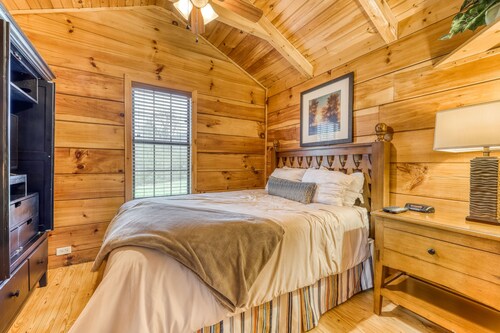 Welcoming cabin w/ a firepit & private hot tub - close to the national park!