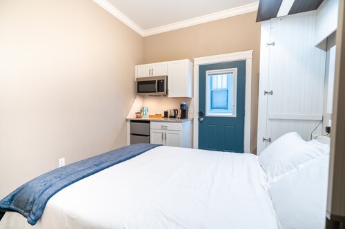 Cozy Midtown Guest Suite- Amazing Value