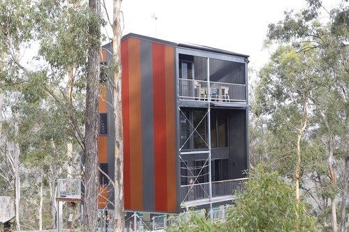 Tree House #4 Red,Private three levelled building with BBQ ,Smart TV, kitchen