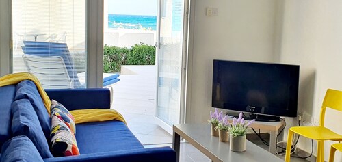 Blue Beachfront House next to Golden Bay Hotel, 50 m from the sea