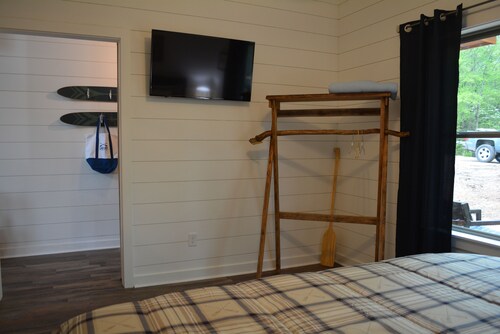 Glamping at it's finest! Private tree house on 40 acres on Lake Catherine