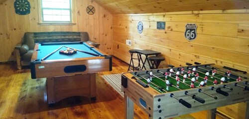LOG CABIN - MOUNTAIN VIEWS! HOT TUB! POOL TABLE! WI-FI & SMART TV! NEAR CASINO!