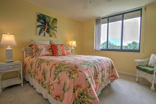 **Amazing Second Floor - Walk to the Beach and Enjoy Sunsets Nightly!**