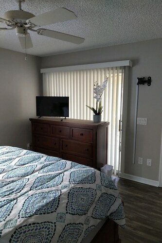 Newly Renovated Lovely 2 Bed/ 2 Bath Courtyard Villa