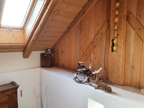 Maison avec terrasse et couvert à voiture