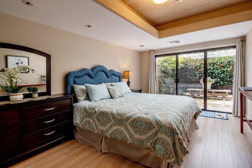 Beautiful and Sunny Carmel Guest House