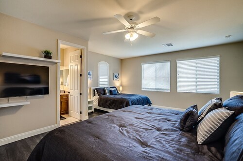 Luxury 3 Bed / 3.5 bath Residence w/sparkling pool
