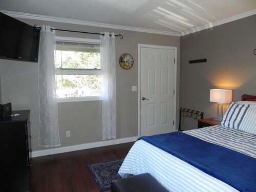 Remote,Cozy,studio,fireplace,jacuzzi,voted 2nd coastal town, lots winter sports