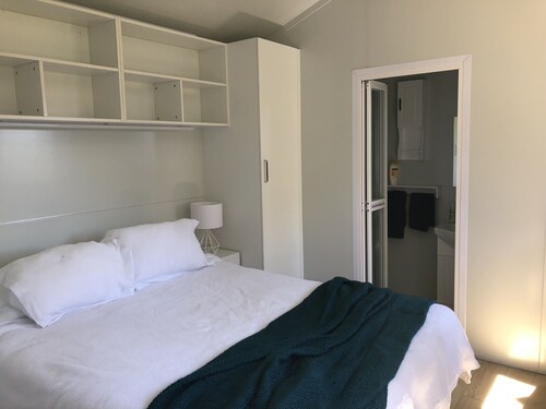 Lake Hawea Lakefront Cabin