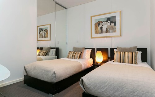 Centrally located apartment with stunning ocean views