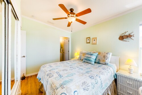 Dog-Friendly Resort Community Home w/ a Shared Pool, Hot Tub, & Tennis Court