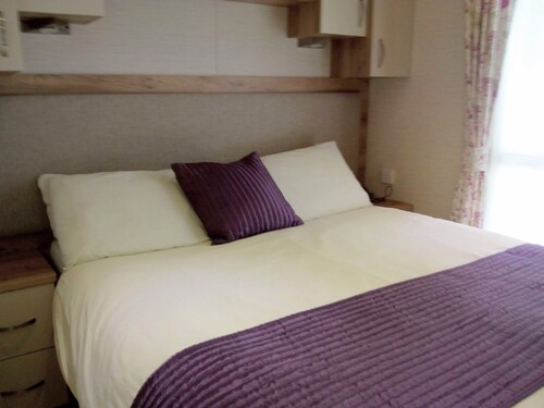 Needles View - a sandhills caravan that sleeps 4 guests in 2 bedrooms