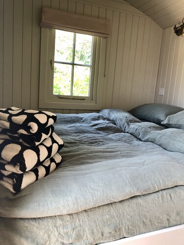 Luxury beach and forest retreat, 10 mins walk from beach and village