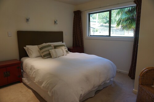 Ahi Apartment with Tasman Sea views