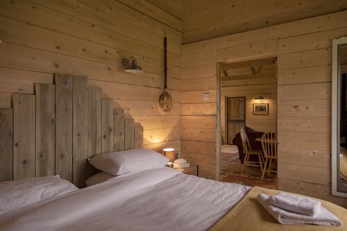 Rustic Log Cabin overlooking Sherwood Forest